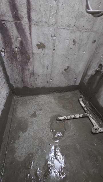 청주 욕실 방수 작업 후 바닥과 배관 주변 사진